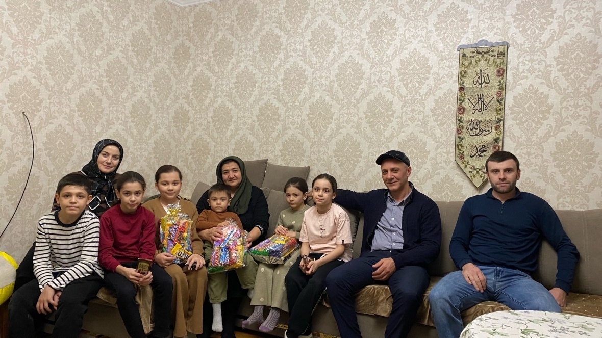 В преддверии Нового года Работники администрации Чародинского района, посетили семьи погибших в зоне СВО военнослужащих, большинство из которых проживают за пределами района